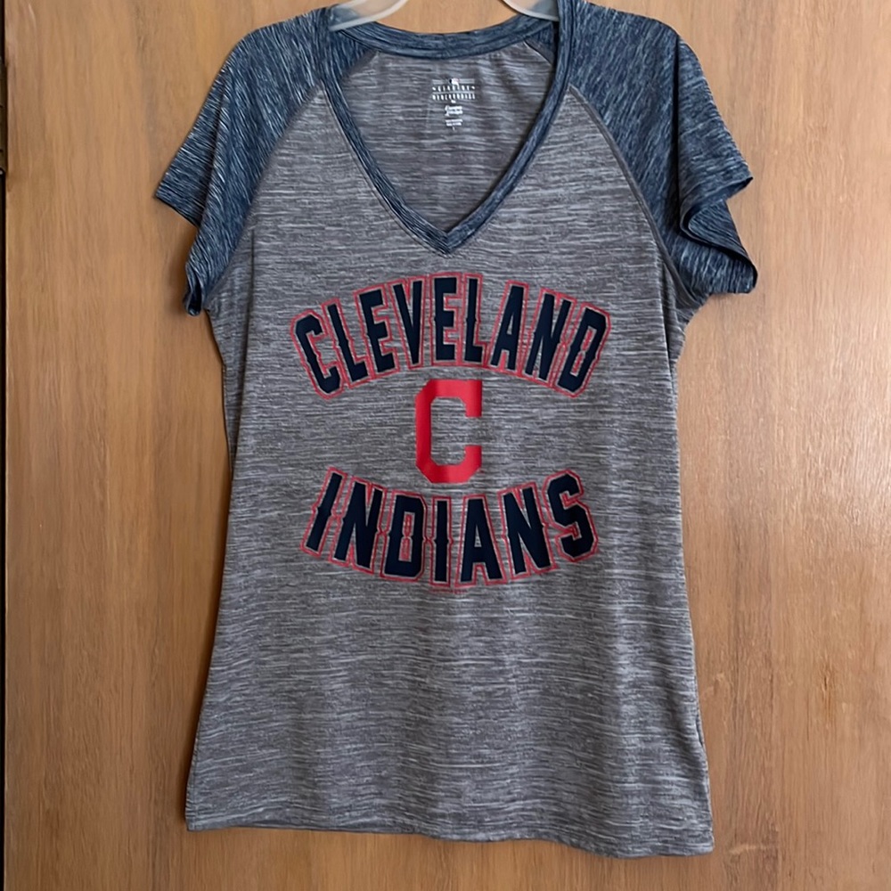 MLB Cleveland Indians Short Sleeve Polyester V-Neck Shirt ⚾️ Baseball Season!